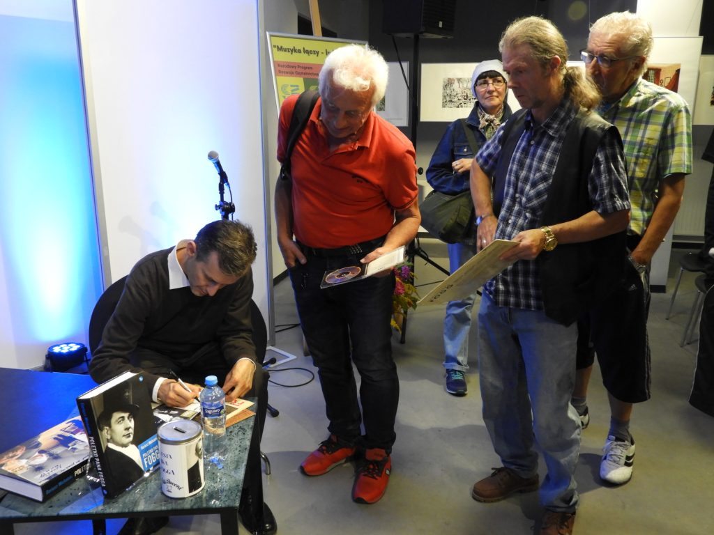 Na zdjęciu Michał Fogg rozdaje autografy publiczności.